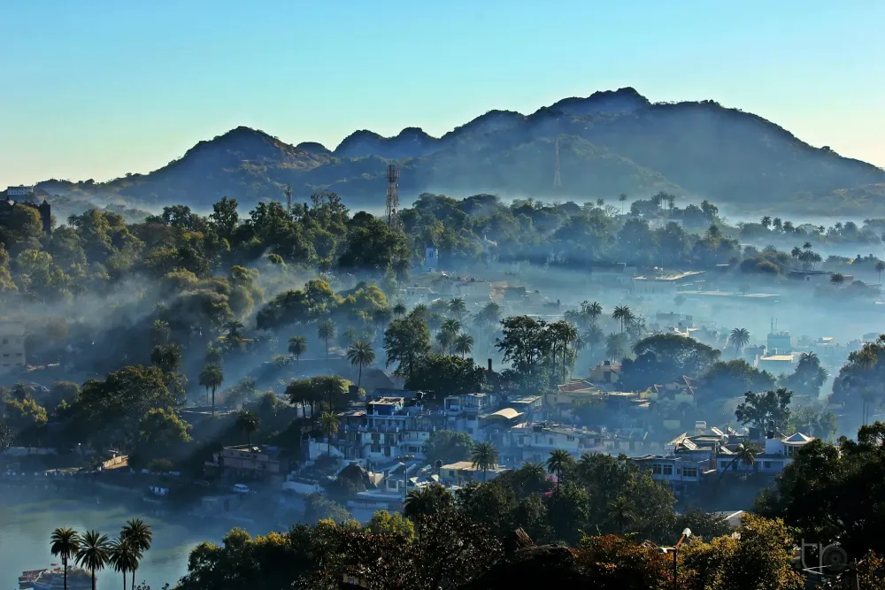 Delhi to Mount Abu road trip via Pushkar and Udaipur scenic Aravalli hills view