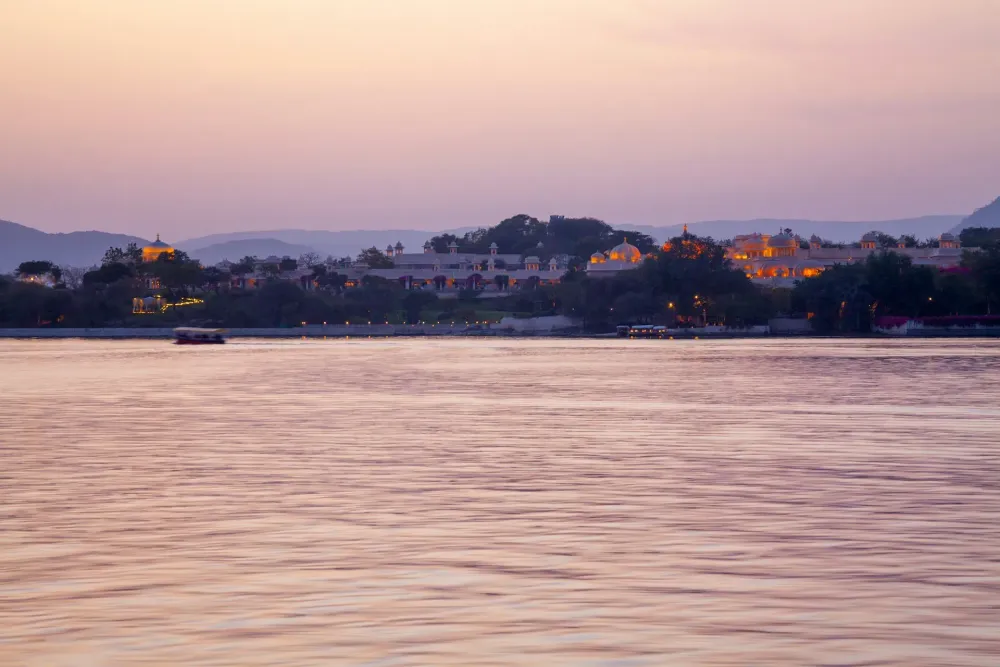 Delhi to Udaipur road trip via Jaipur and Pushkar covering Rajasthan highways, forts, lakes, and heritage destinations